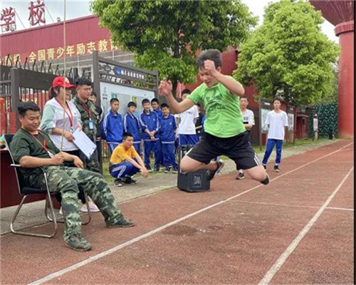 河北石家庄青少年特训学校举行跳远比赛帮助学