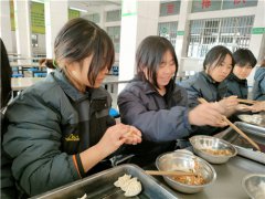 河北青少年特训学校学生们包饺子